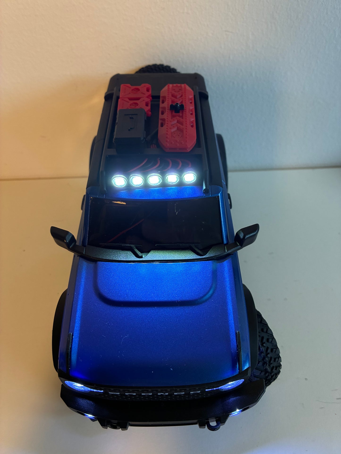 AXIAL SCX24 Bronco led bar on the roof