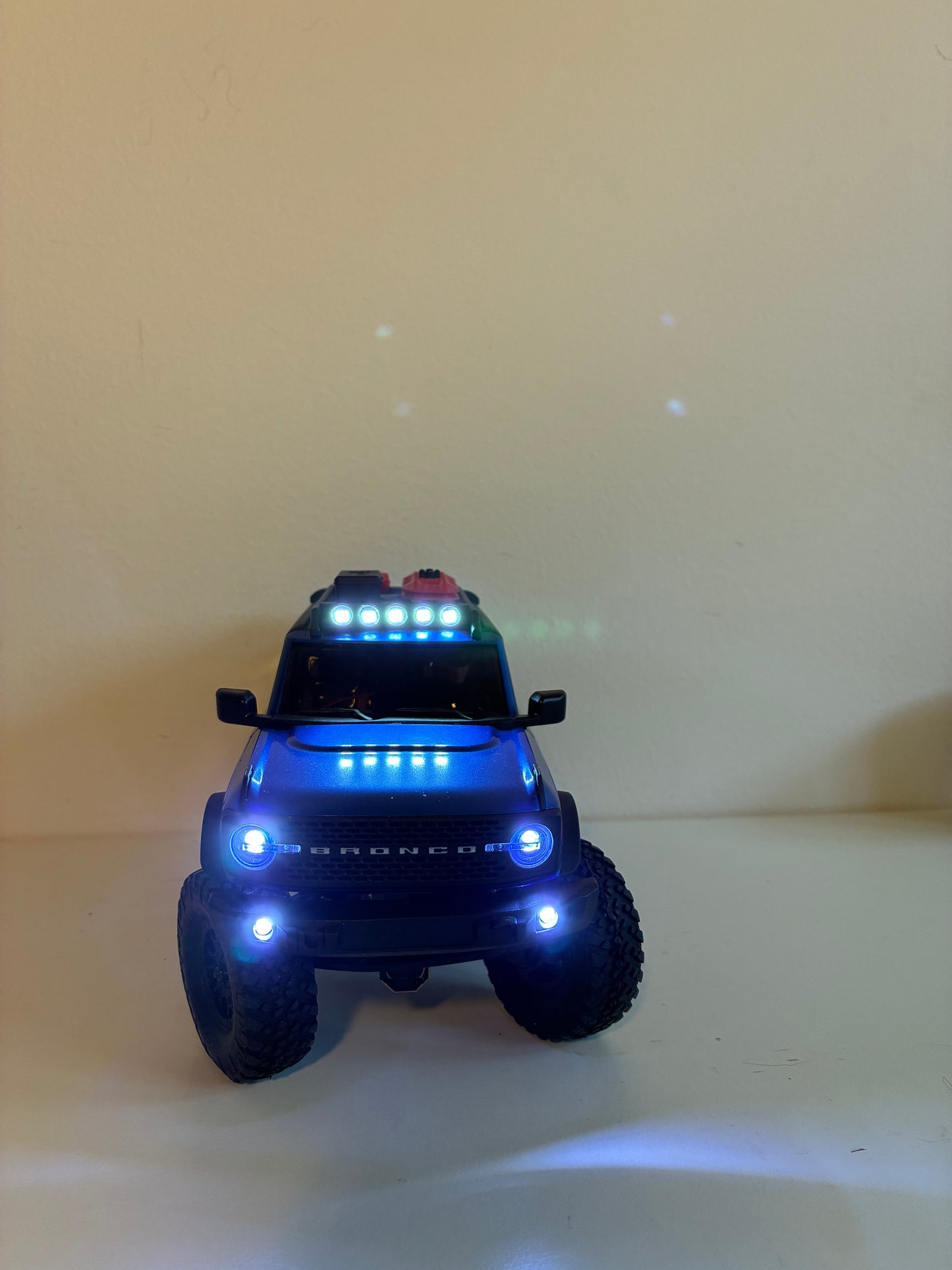 AXIAL SCX24 Bronco led bar on the roof
