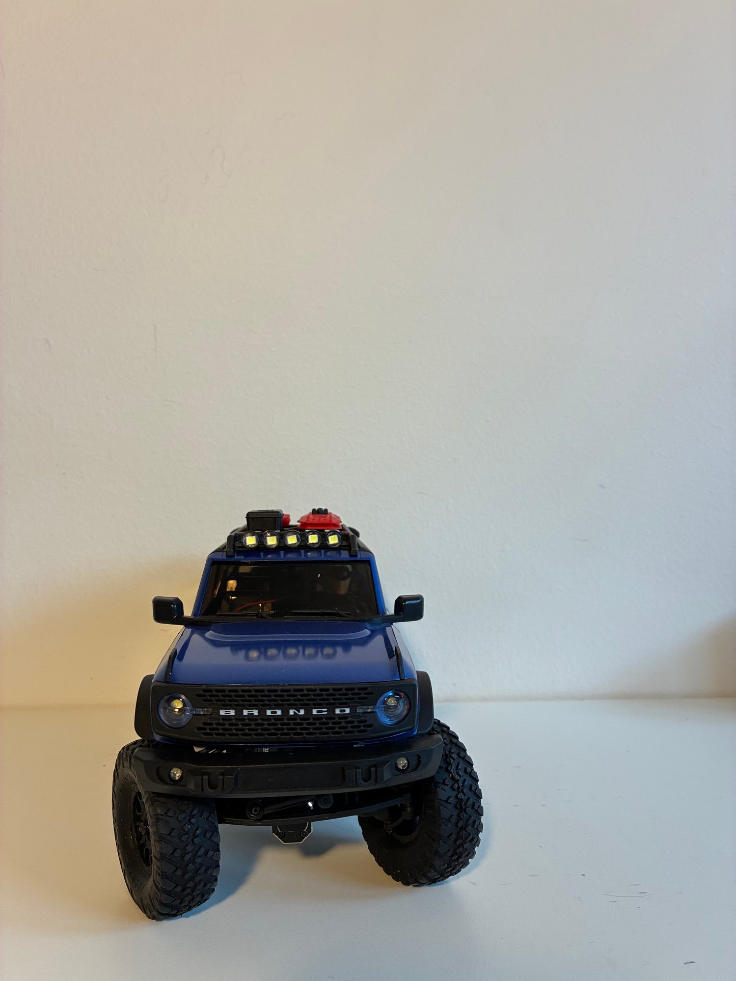 AXIAL SCX24 Bronco led bar on the roof
