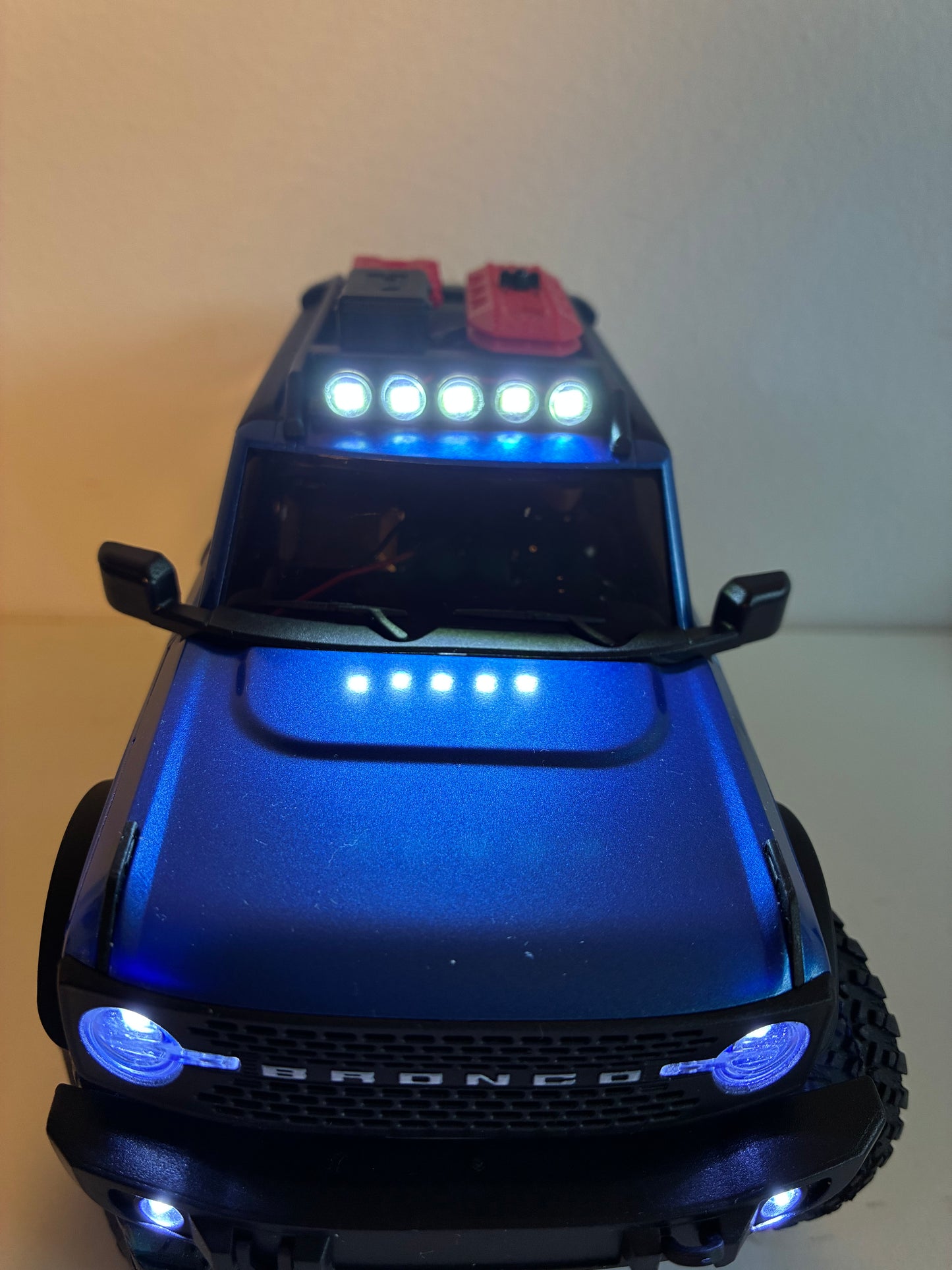 AXIAL SCX24 Bronco led bar on the roof