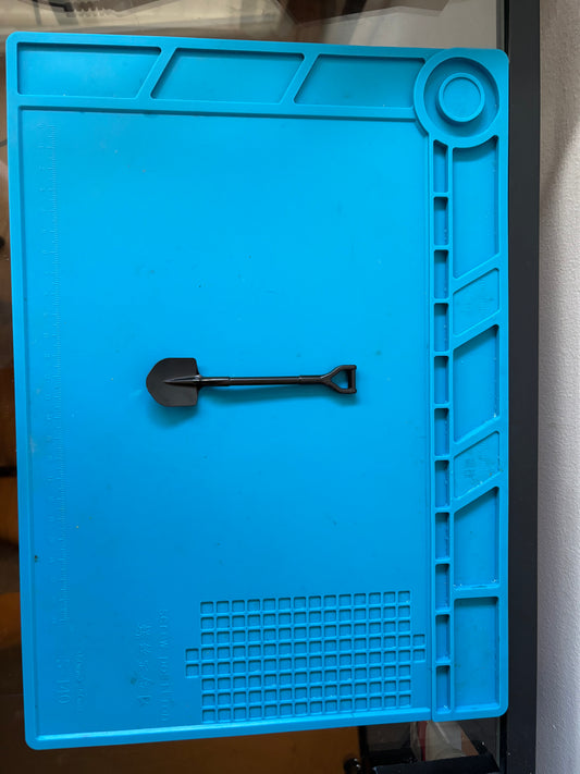 Fully metallic spade