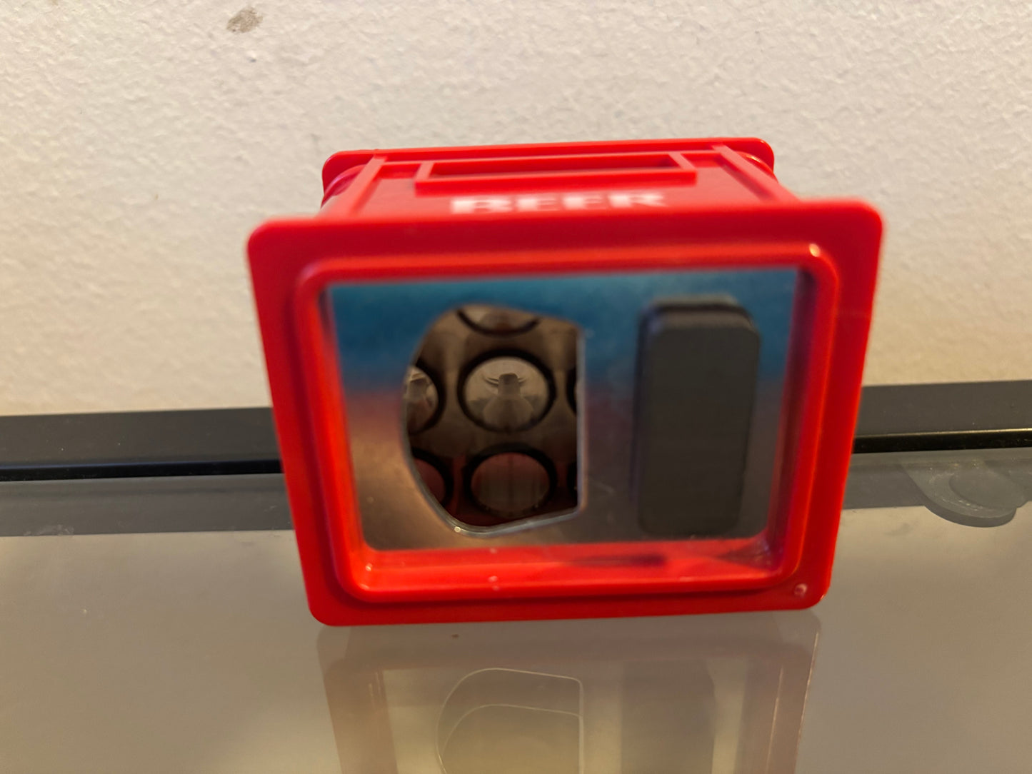 Beer box with magnet