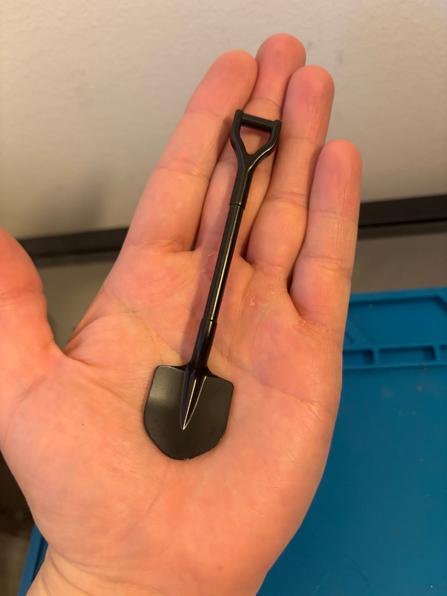 Fully metallic spade