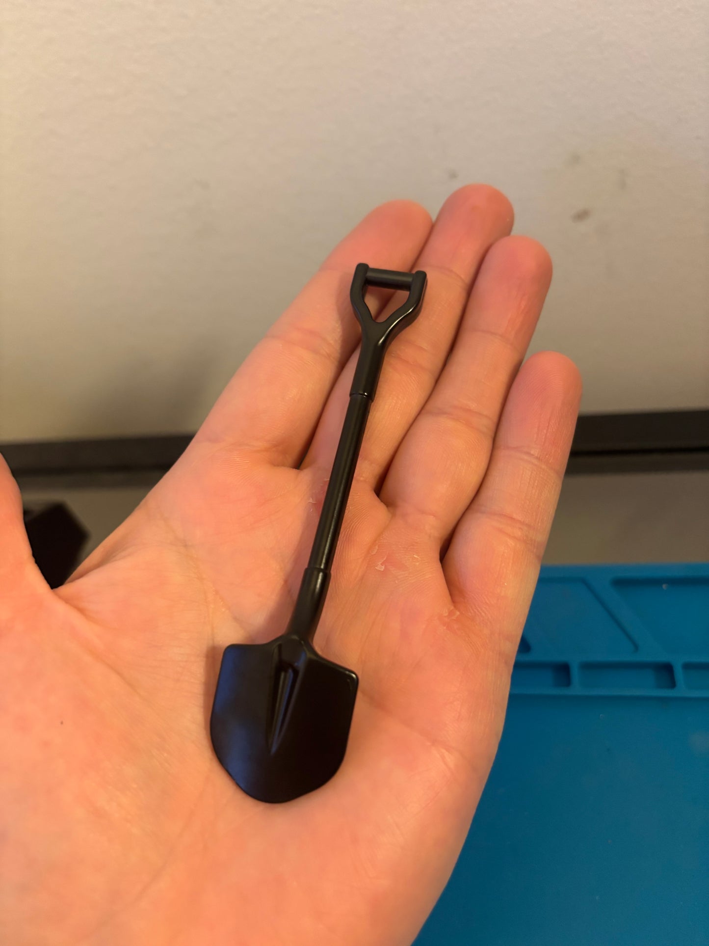Fully metallic spade