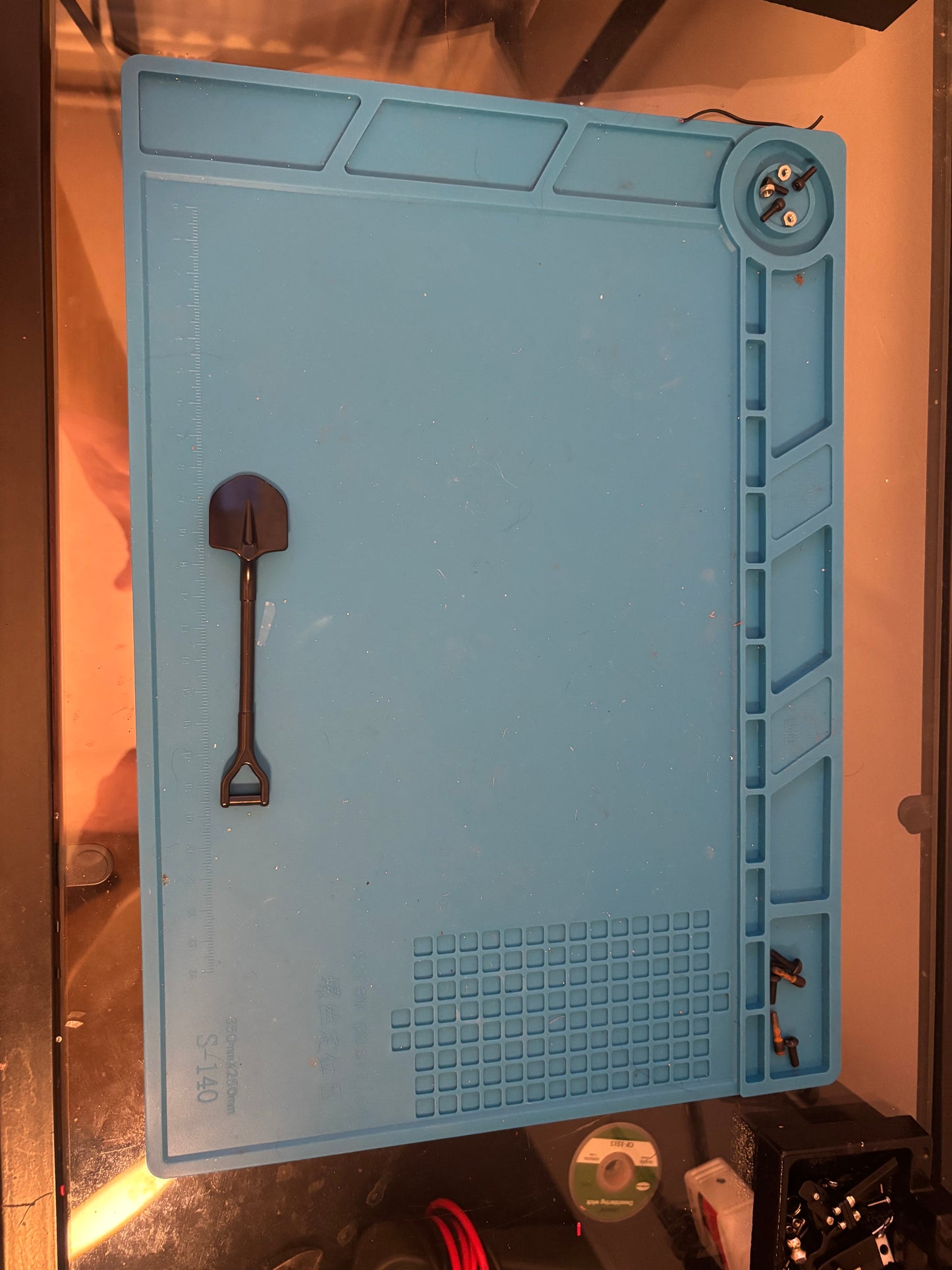 Fully metallic spade